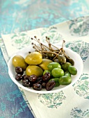Verschiedene Oliven und Kapern