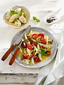 Spargel-Tomaten-Salat mit Quark-Basilikum-Nocken