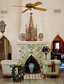 Einflüsse der Gotik und des Art Nouveau treffen im Wohnzimmer mit Mosaikkamin und Spitzbogensurchgängen auf die Klassik des 19. Jahrhunderts