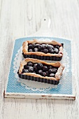 A grape tartlet with icing sugar
