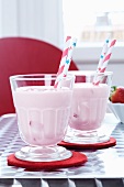 Strawberry shakes with straws (USA)