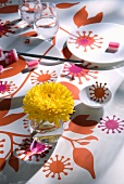 Tischdecke und Geschirr mit Blumen-Aufkleber dekoriert