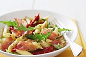 Penne al prosciutto (pasta with ham, tomatoes and rocket)