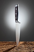 Messer steckt in Holz