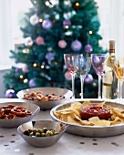 Verschiedene Appetizer und Weißwein auf dem Weihnachtstisch