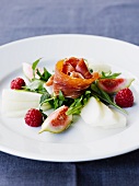 Raw ham with figs, raspberries and rocket