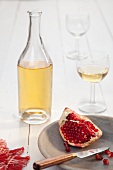 Stillleben mit Granatapfel und Weißwein