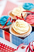 Mini-Cupcakes mit verschiedenfarbiger Creme
