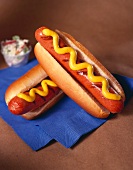 Hot Dogs mit Senf und Coleslaw