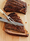 Spare ribs with carving cutlery