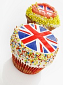 Zwei Cupcakes mit englischer Flagge