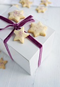 Butterplätzchen in Sternform auf Geschenkkarton mit Samtband