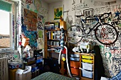 Fahrrad hängt über Regal an Graffiti Wand im Jugendzimmer
