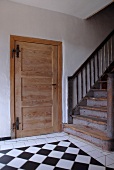 Holztür und Treppenhaus