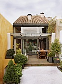 Blick auf eine mediterrane Terrasse im Innenhof