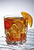 Old Fashioned (Cocktail mit Whiskey, Orangen und Kirsche)