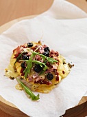 Minipizza mit Schinken, Käse und Oliven