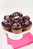 Schokoladen-Cupcakes mit Zuckerperlendeko