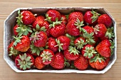 Viele Erdbeeren im Pappschälchen