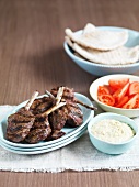 Gegrillte Lammchops mit Hummus, Tomaten & Fladenbrot