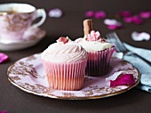 Verzierte Cupcakes mit Rosenblütenblättern