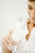 Frau hält eine Wasserflasche
