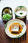 Sesam-Tofu mit Wasabi, grüne Sojanudeln mit Gewürzen und pikante Sojacreme mit Shiso (Japan)