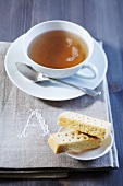 Teetasse und Shortbread auf Serviette