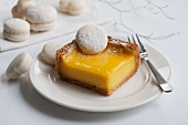 Cheesecake with orange jelly and macaroons