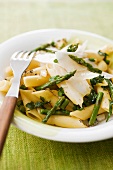 Penne mit Spargel, Parmesan und Safran