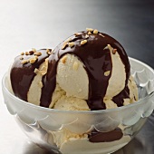 Vanilla ice cream with chocolate sauce and chopped nuts
