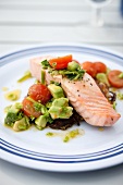 Pochiertes Lachsfilet mit Tomaten-Avocado-Salsa auf Rösti