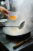 Süsssaure Sauce für fritierte Garnelen zubereiten (Thailand)