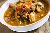 Rote Currysuppe mit Garnelen (Thailand)
