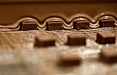 Pralinen werden mit Schokolade überzogen