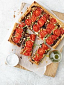 A tomato and onion tart (seen from above)