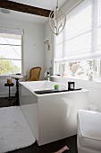 Freistehende Designerbadewanne vereint im Stilmix mit antikem Möbel in Landhaus-Badezimmer
