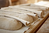 Ungebackene Brote auf gefaltetem Leinentuch