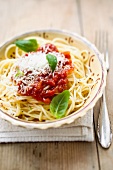 Spaghetti mit Tomatensauce, Basilikum und Parmesan