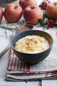 Semolina pudding with roasted apples