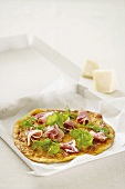 Pizza mit Parmaschinken und Rucola