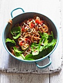 Spaghetti mit Tomaten und Spinat