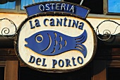 Schild an einem Fischrestaurant in Italien