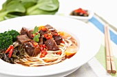Nudelsuppe mit Gemüse und Rindfleisch (China)