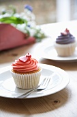 Vanille-Cupcake mit Erdbeercreme und Herzdeko