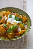 Kartoffelcurry mit Paprika, Joghurt und Mandelblättchen (Indien)