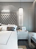 Hängelampe mit Stofffädenbehang und Bett mit gepolstertem Kopfteil in modernem Schlafzimmer