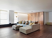 Loftartiger Wohnraum mit klassischem Sofa übereck