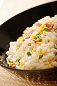 Reis mit Rührei, Speck und Erbsen (Südostasien)