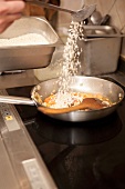 Paella zubereiten: Reis zufügen